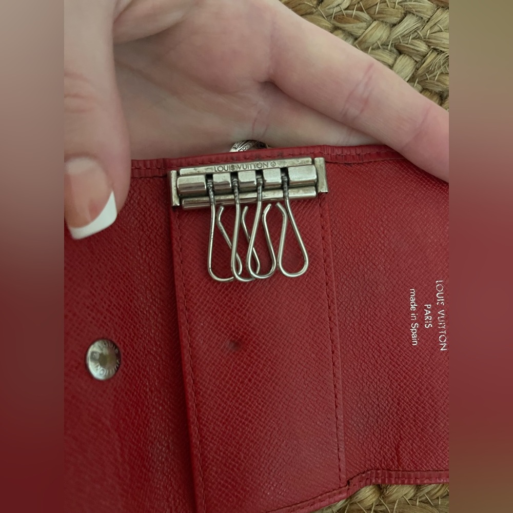 ❣️LOUIS VUITTON RED EPI KEY HOLDER❣️ - Picture 4 of 14